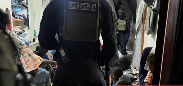 Colobane : La SR et le GIGN démantèlent un vaste réseau de voleurs, plus de 500 téléphones saisis et 23 personnes arrêtées.