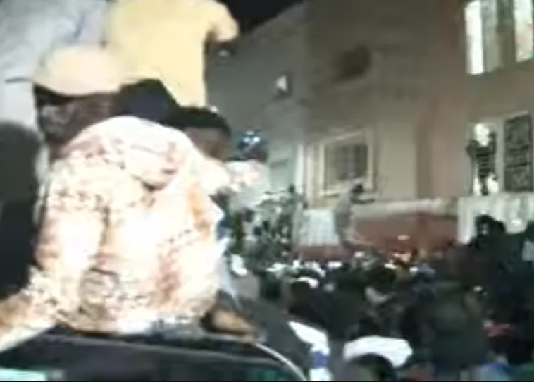 Grande affluence chez Sonko après son limogeage : les Patriotes envahissent la Cité Keur Gorgui. Regardez!