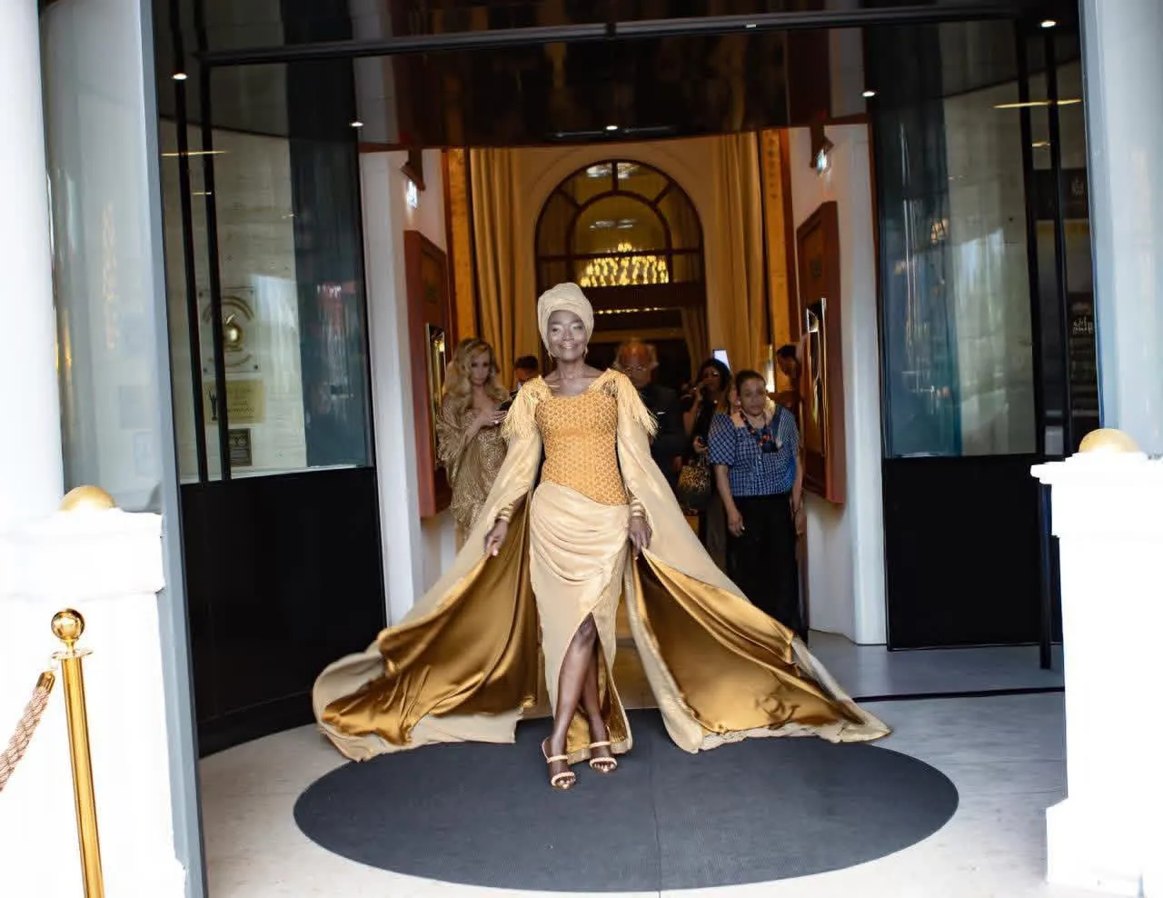 Festival de Cannes : Coumba Gawlo Seck apparaît en tenue dorée sur le tapis rouge