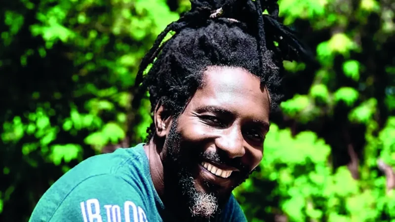 Anaké dévoile la date de sortie de son premier album « Bukut » et le single « Bad Plan »