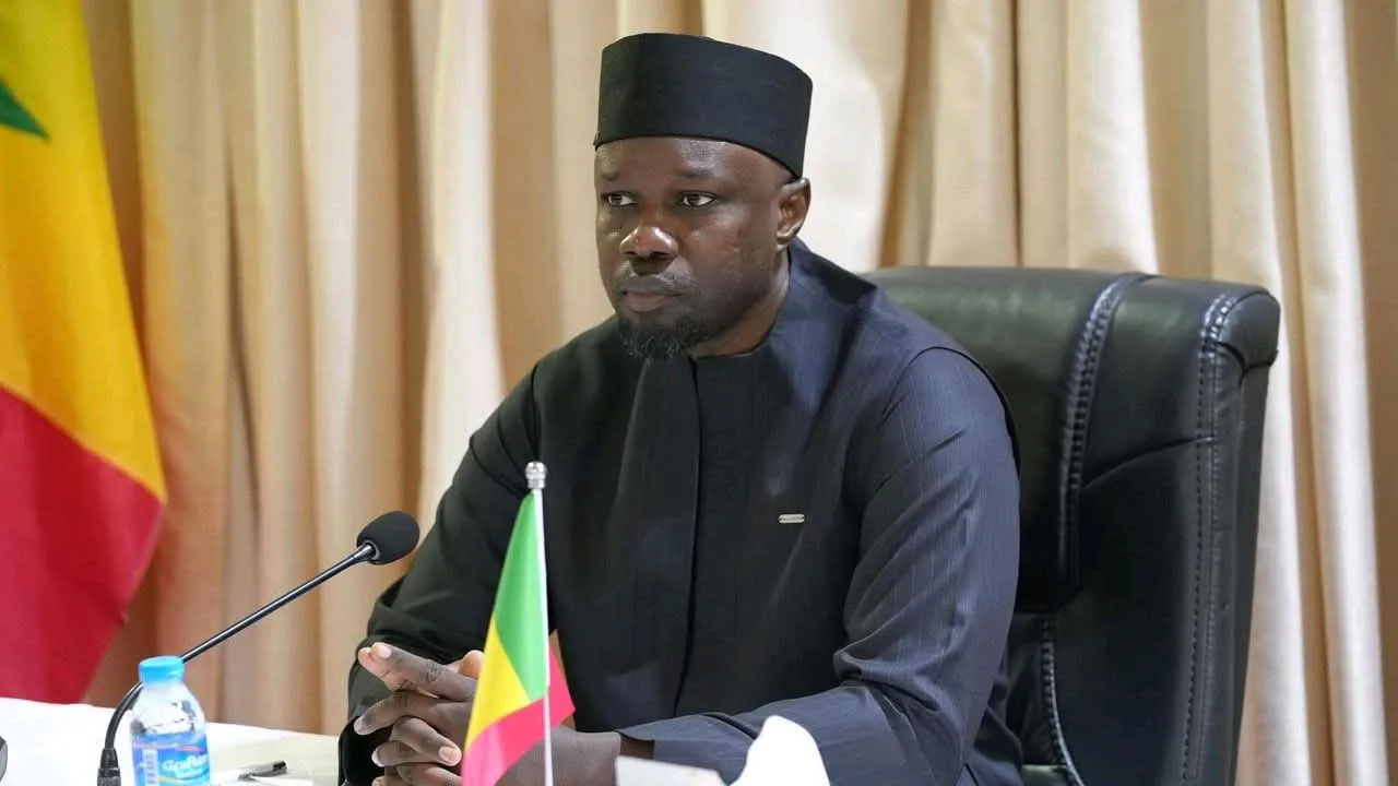 Bassirou Diomaye Faye met fin aux fonctions d’Ousmane Sonko et dissout le gouvernement