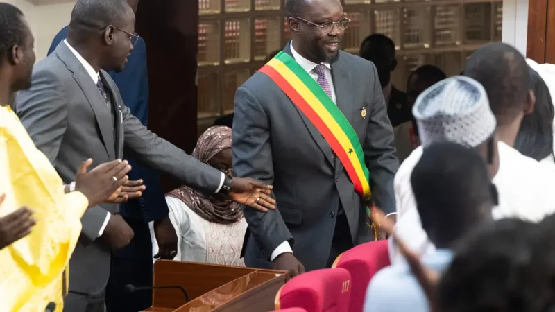 Sénégal : après le limogeage de l’ex-Premier ministre Sonko, le choc des légitimités s’installe