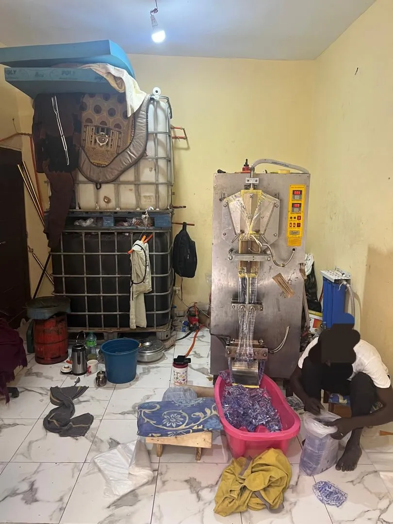 Dakar : une douzaine d’unités clandestines d’eau en sachet démantelées