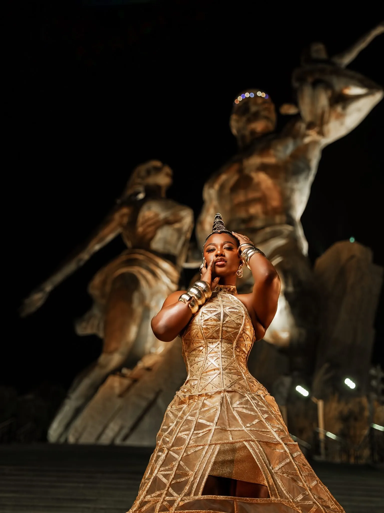 Mia Guissé pose devant le Monument de la Renaissance avec une tenue inspirée de la Tour Eiffel