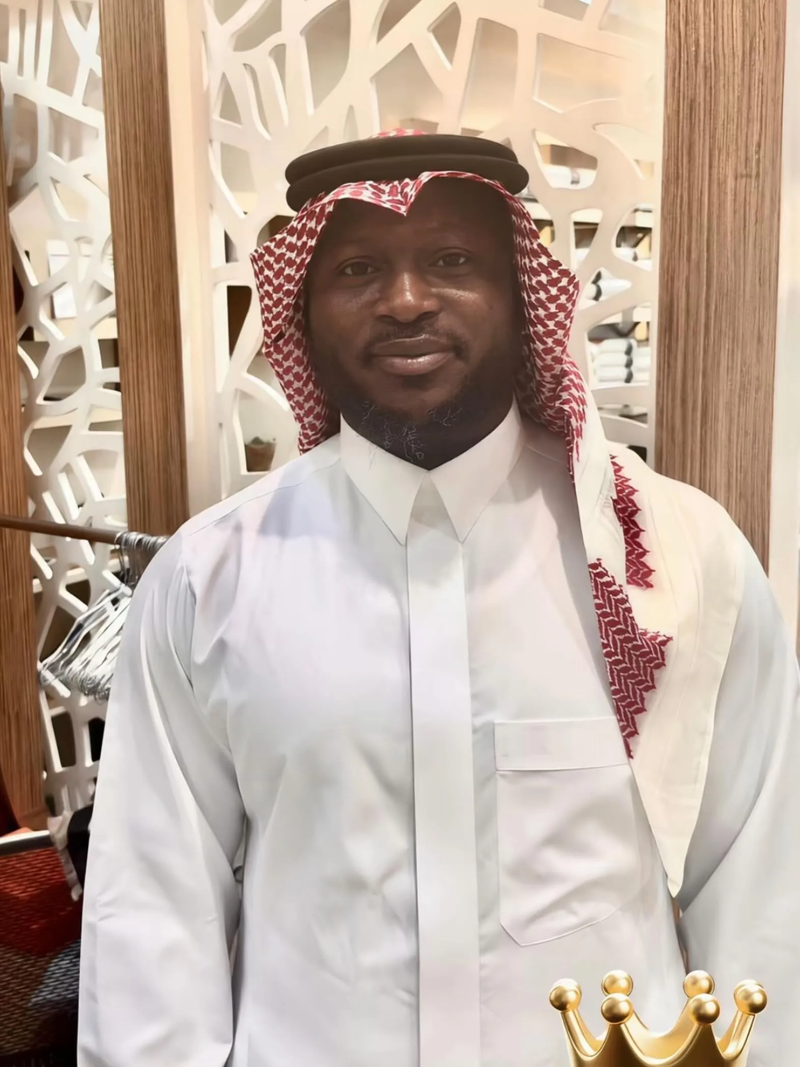 Modou Lô aperçu à La Mecque en tenue saoudienne, une photo relance les réactions Modou Lô aperçu à La Mecque en tenue saoudienne, une photo relance les réactions