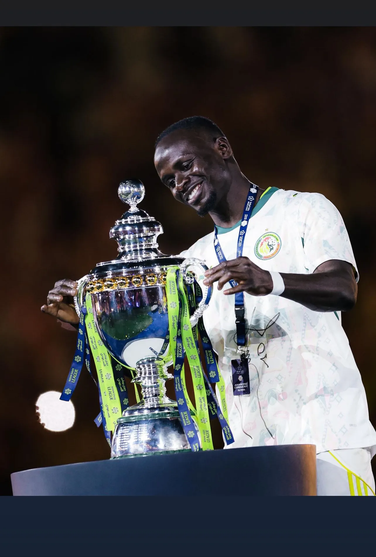Sadio Mané célèbre le titre d’Al Nassr avec le maillot du Sénégal