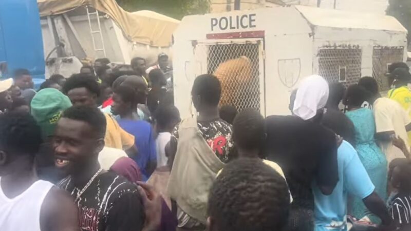 Kawsara Fall-Thiès : un présumé voleur sauvé par la police de la colère populaire…(vidéo)