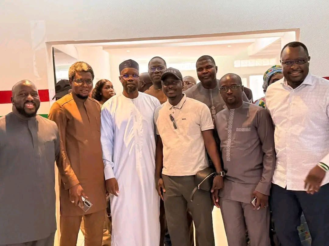 Décontracté, Ousmane Sonko fait une apparition remarquée à Keur Maodo…(vidéo-photos)