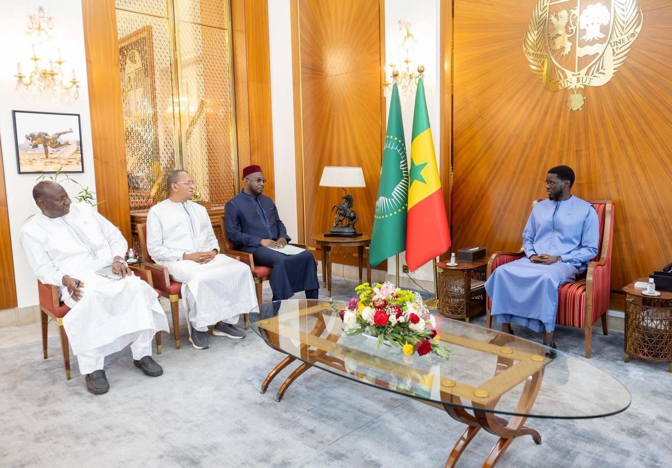 Décentralisation : le Président de la République échange avec les élus locaux au Palais