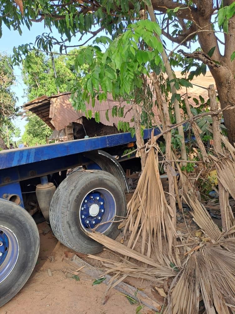 Bignona : un camion percute un minibus et termine sa course dans une maison( photos)