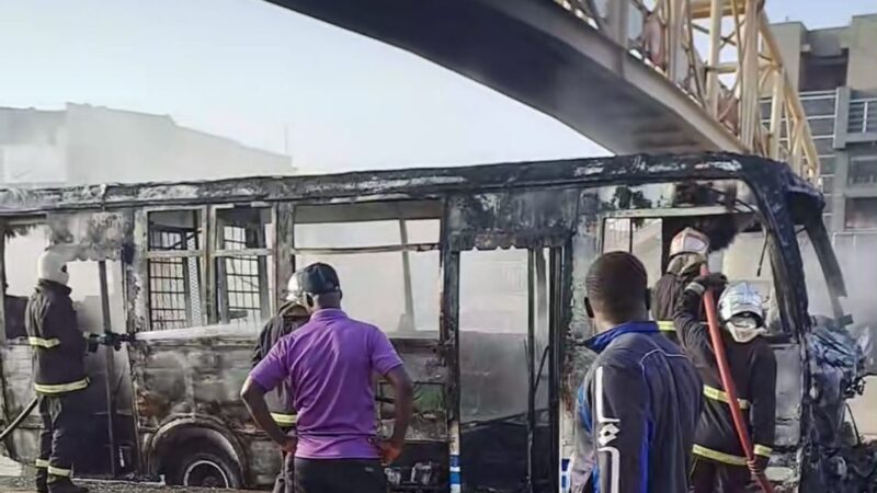 VDN 3 : Un bus Tata prend feu sous le pont de l&rsquo;unité 15 des Parcelles Assainies