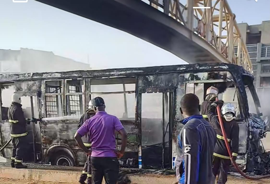VDN 3 : Un bus Tata prend feu sous le pont de l&rsquo;unité 15 des Parcelles Assainies