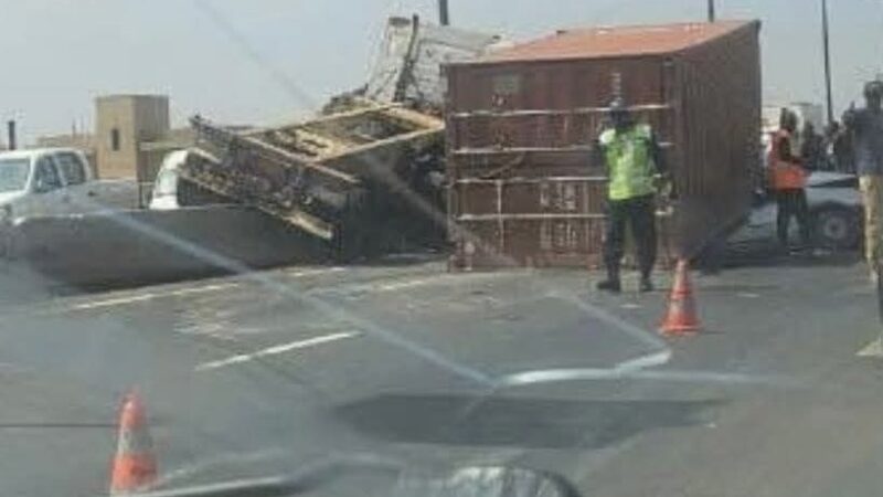 Autoroute Dakar-AIBD : Un accident de poids lourd paralyse la circulation dans les deux sens à Toglou
