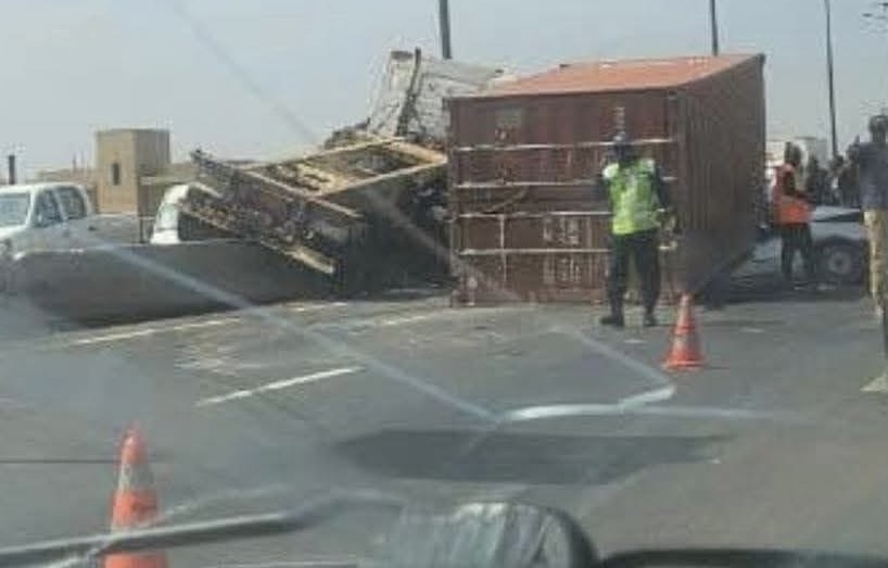 Autoroute Dakar-AIBD : Un accident de poids lourd paralyse la circulation dans les deux sens à Toglou