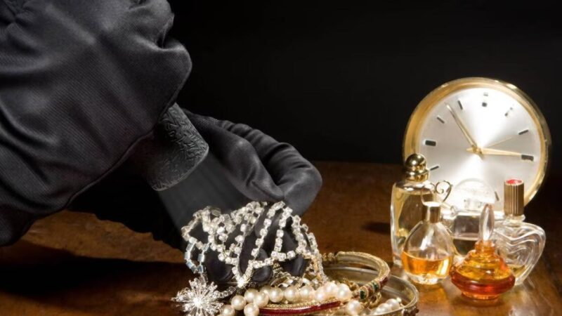 Vol de bijoux en or : Une aide-ménagère avoue le vol de parures estimées à 7 millions FCFA, deux bijoutiers arrêtés