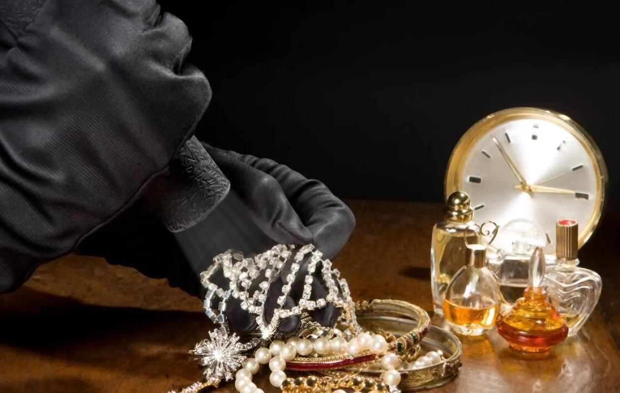 Vol de bijoux en or : Une aide-ménagère avoue le vol de paru