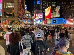 DIRECT | New York : foule immense à Times Square à la veille du match France-Sénégal.