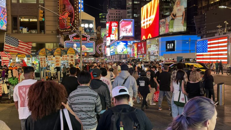 DIRECT | New York : foule immense à Times Square à la veille du match France–Sénégal.