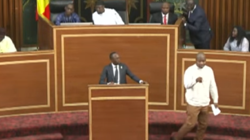 Rejet question préalable :  Abdou Mbow tente de résister au pupitre…