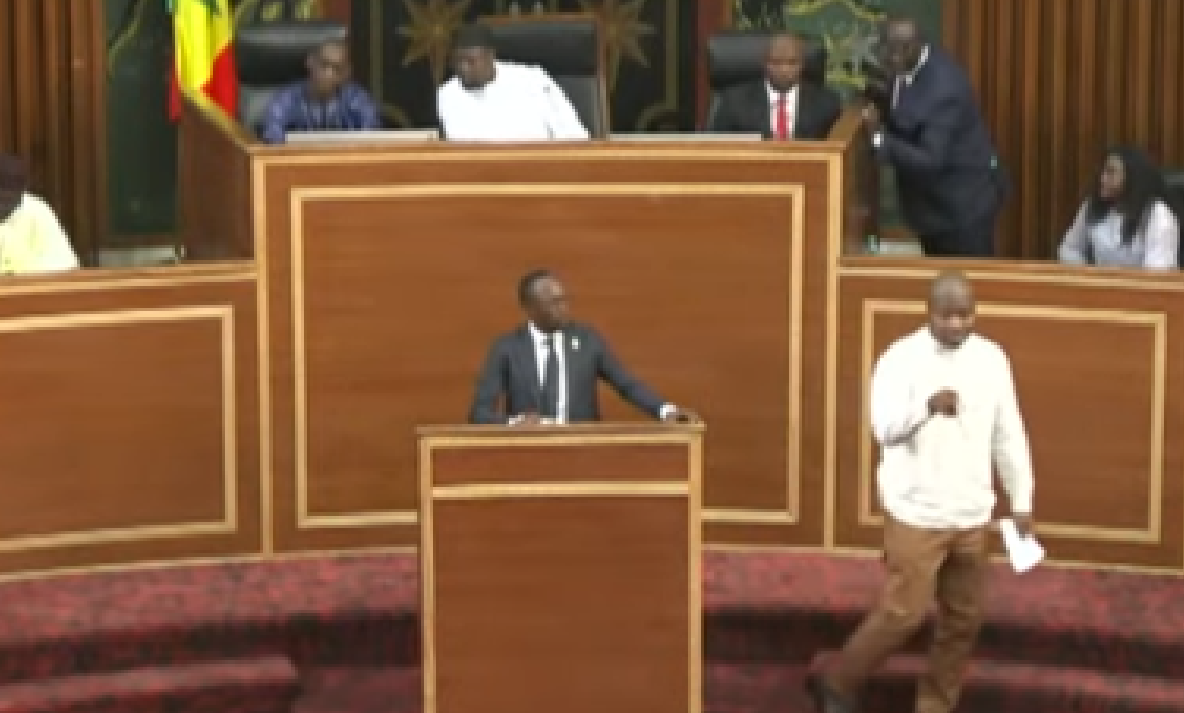 Rejet question préalable :  Abdou Mbow tente de résister au pupitre…