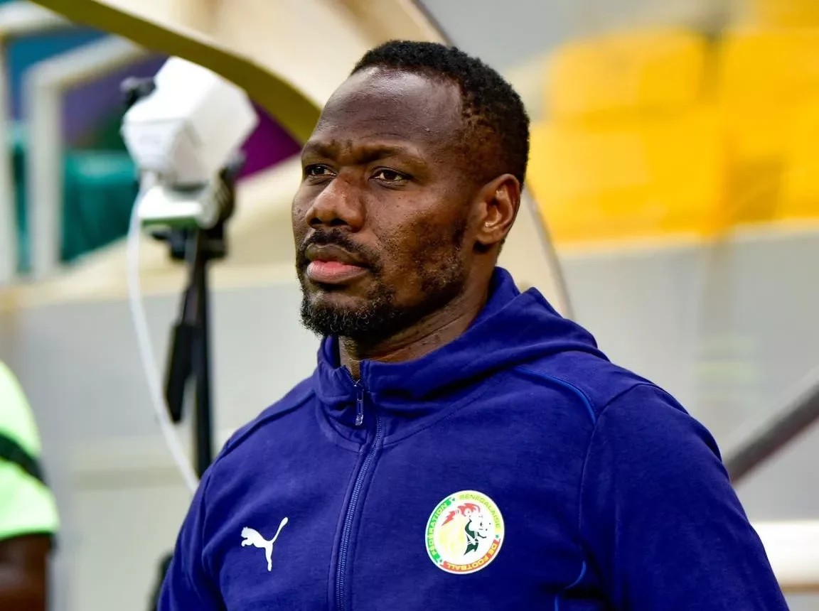 « Le 3-5-2 n’est pas fait pour le Sénégal »: Joseph Basse critique les choix tactiques de Pape Thiaw