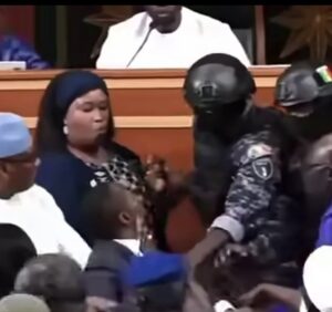 Assemblée nationale : la séance vire à l&rsquo;affrontement, Abdou Mbow évacué par les forces de l&rsquo;ordre