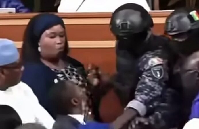 Assemblée nationale : la séance vire à l&rsquo;affrontement, Abdou Mbow évacué par les forces de l&rsquo;ordre