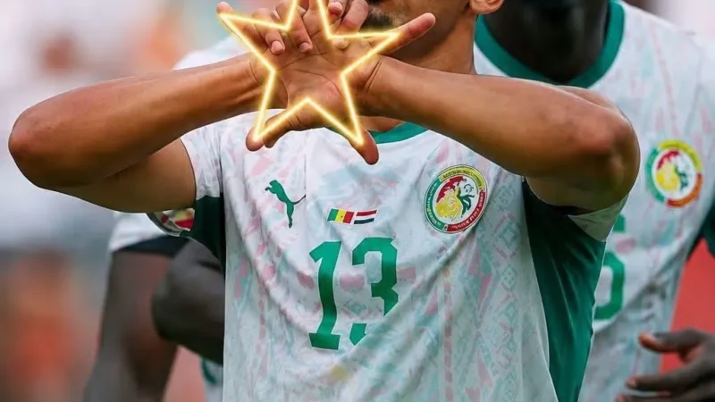Iliman Ndiaye entre dans l’histoire du Mondial et célèbre avec un geste étoilé, interprété comme un clin d’œil à la CAN 2025