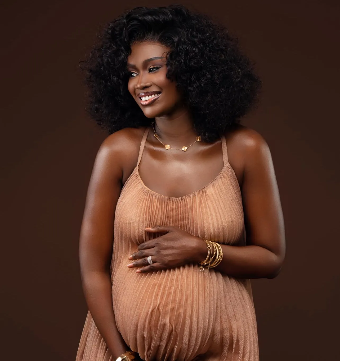 Aïda de la série « Fassema » accueille son deuxième enfant et partage un shooting de grossesse sur Instagram Aïda de la série « Fassema » accueille son deuxième enfant et partage un shooting de grossesse sur Instagram