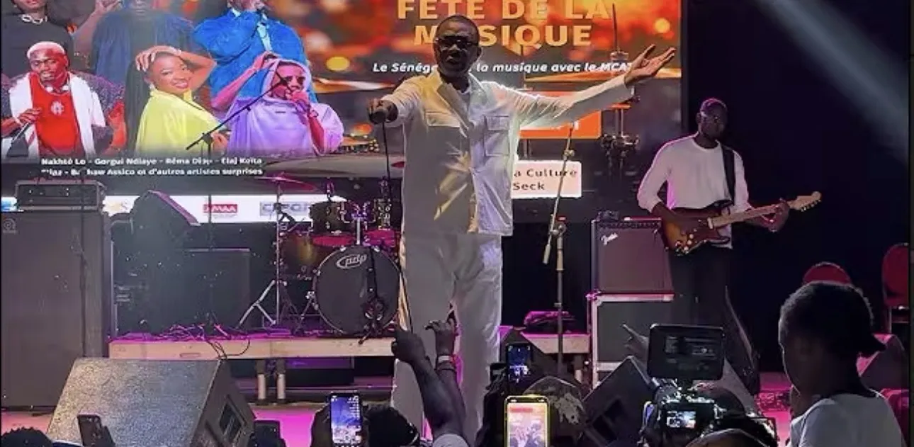 Youssou Ndour fait une apparition inattendue et déclenche une vague d’enthousiasme à Douta Seck Youssou Ndour fait une apparition inattendue et déclenche une vague d’enthousiasme à Douta Seck