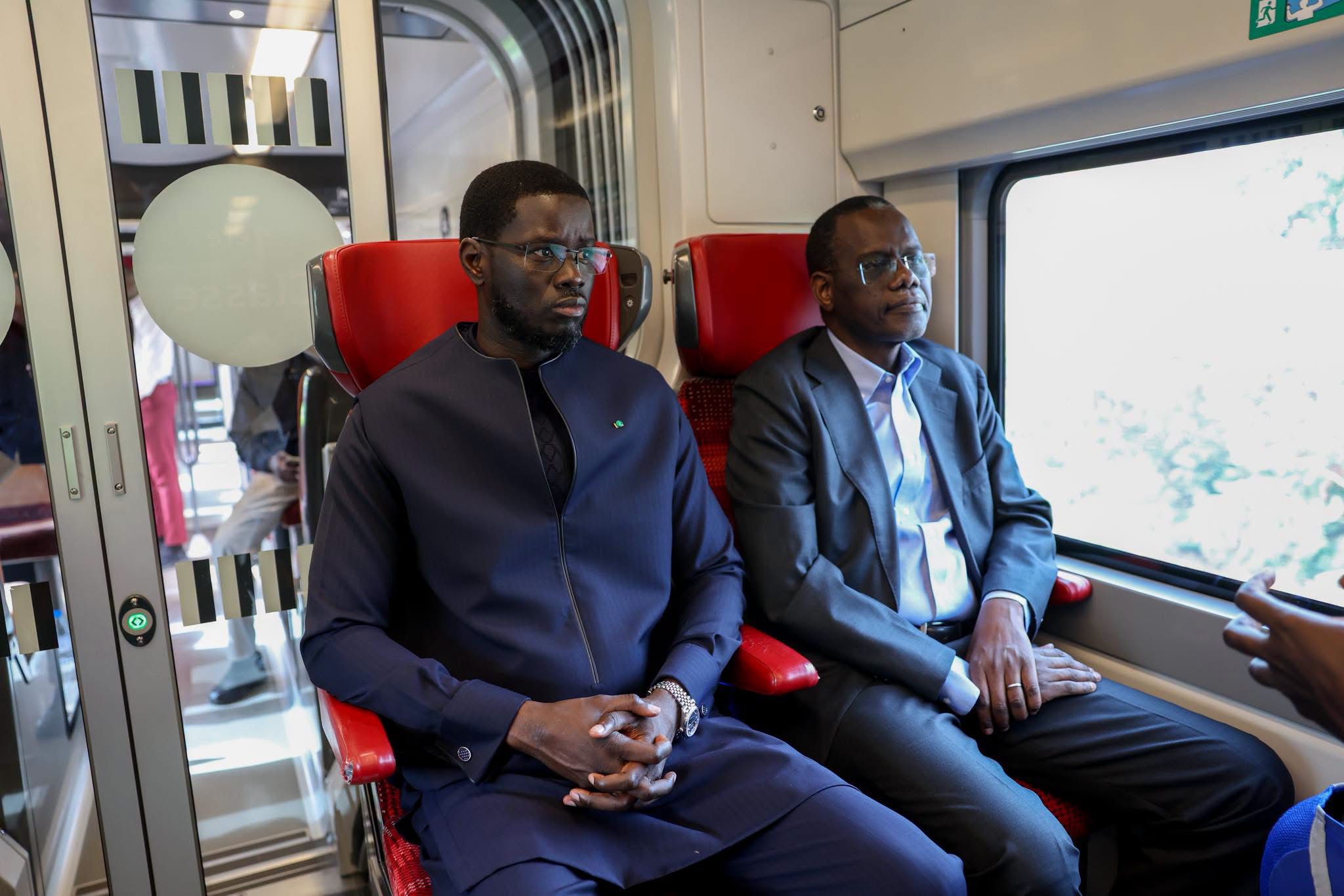 Diomaye Faye parcourt le TER jusqu’à l’aéroport et lance les travaux de la gare de Sébikotane