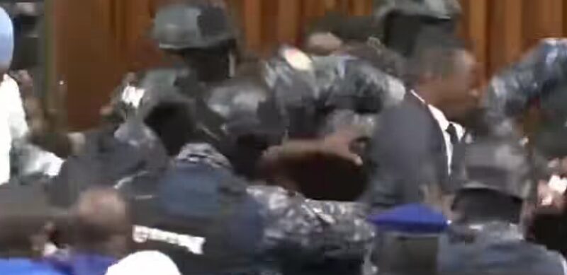 Assemblée nationale : des gendarmes délogent Abdou Mbow du pupitre après une mêlée