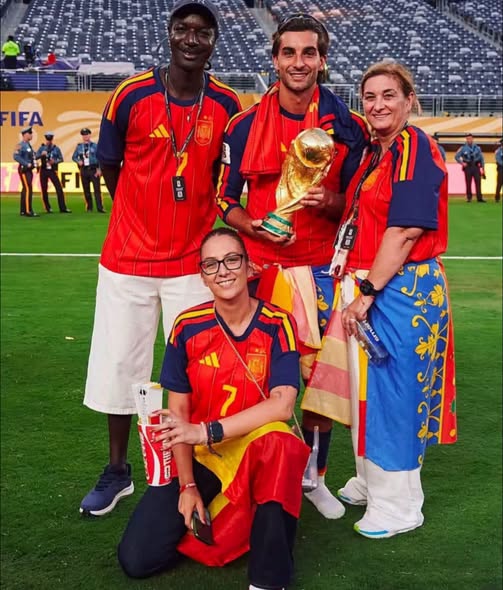 Avec son beau-père sénégalais Laye Kane, Ferran Torres célèbre son sacre mondial