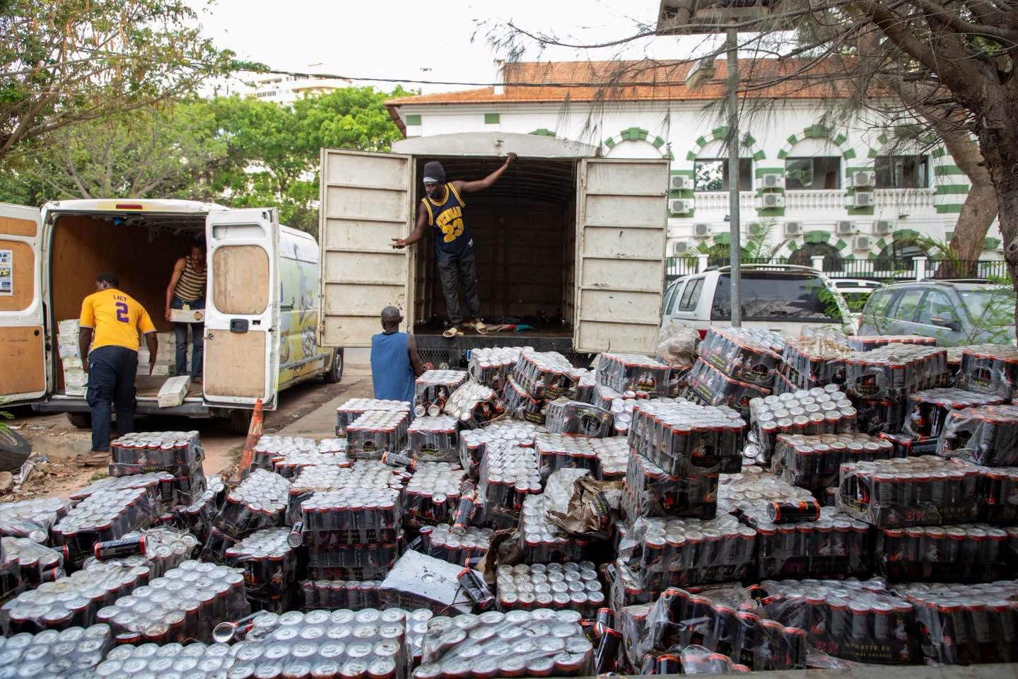 Colobane : plus de 30 000 canettes de boisson BX saisies par le ministère du Commerce