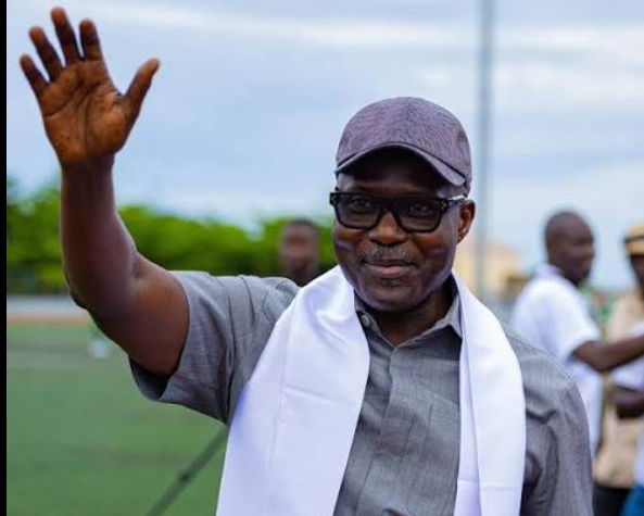 Présence de proches et voyage en famille : Abdoulaye Fall répond aux critiques