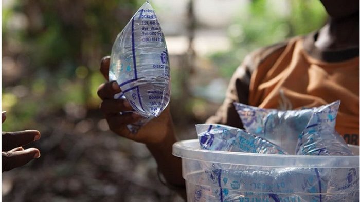 Le ministère du Commerce alerte sur la vente de sachets d’eau et de boissons fabriqués clandestinement