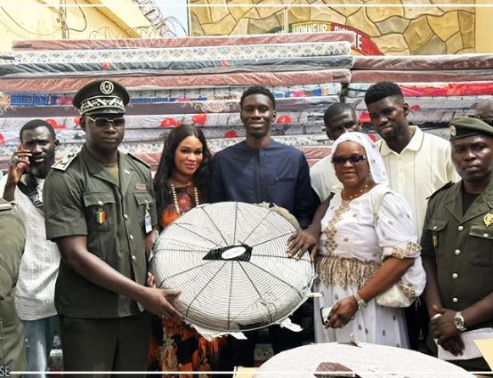 Ismaïla Sarr offre des dons aux détenus de la MAC de Saint-Louis
