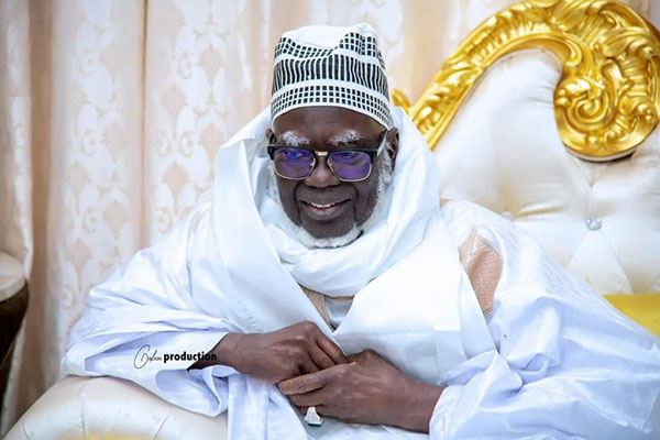 Touba : le khalife général des mourides reçoit d’anciens joueurs de la NBA et des membresde la diaspora sénégalaise