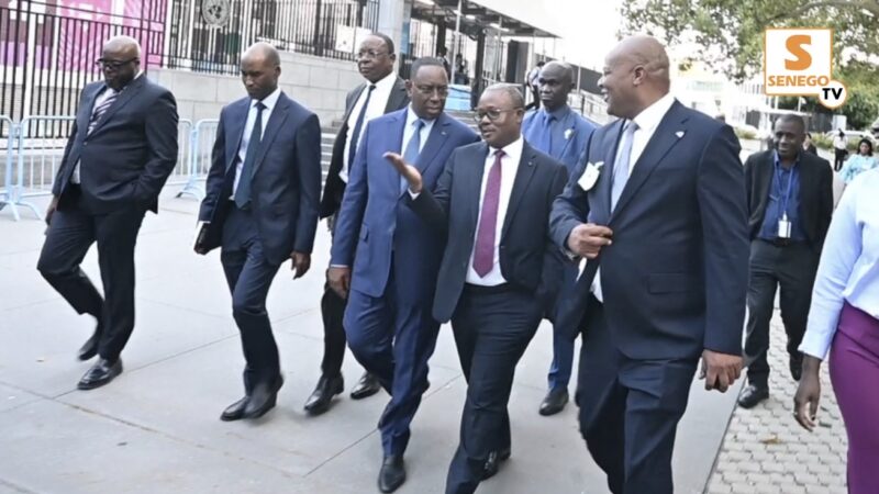 Après la conférence à l’ONU, Macky Sall salue ses partisans devant le siège des Nations Unies