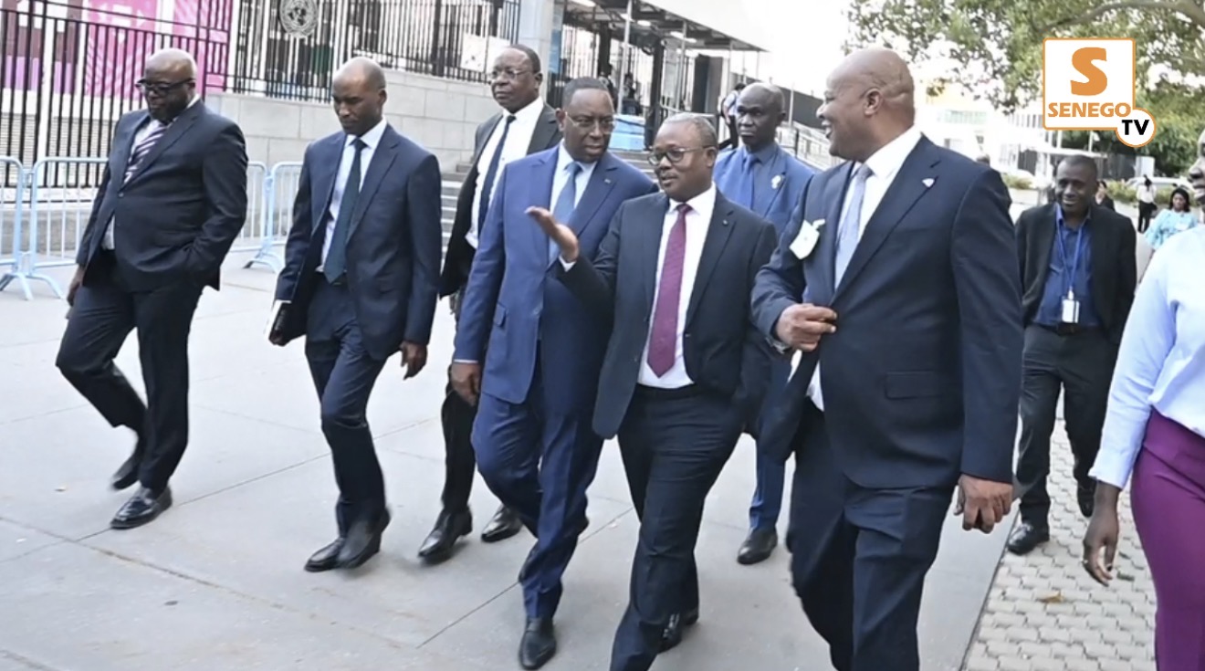 Après la conférence à l’ONU, Macky Sall salue ses partisans devant le siège des Nations Unies