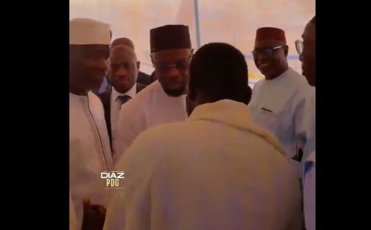 Ouakam : Ousmane Sonko chez la famille du Jaraaf Youssou Ndoye (vidéo)