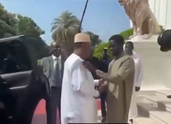 Diomaye reçoit Macky : Poignée de main, accolades de tous les regards (Vidéo)