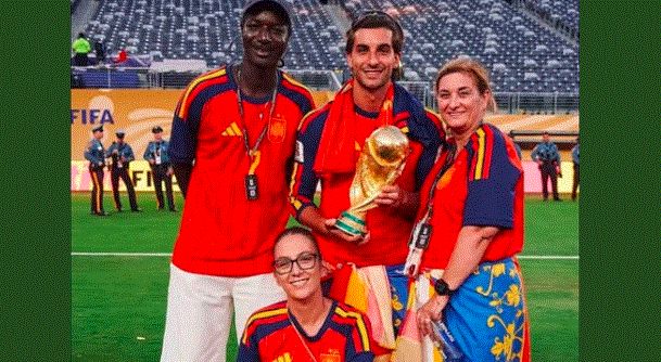 Avec son beau-père sénégalais Laye Kane, Ferran Torres célèbre son sacre mondial