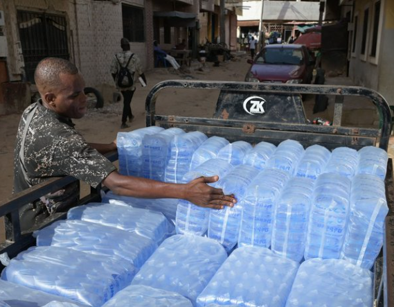 Sachets d’eau clandestins : Le ministère lance l’alerte rouge sur un danger sanitaire