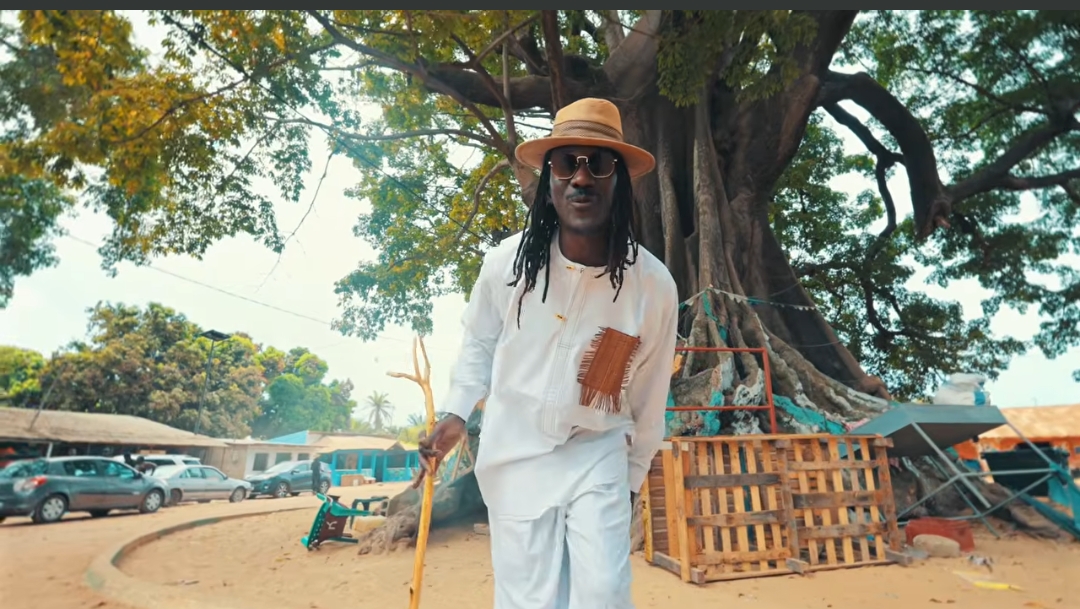 Mao Sidibé célèbre la femme africaine avec son nouveau clip « Amina Ye »