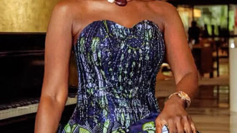 Coumba Gawlo : la diva sénégalaise affiche une allure raffinée en wax dans une apparition remarquée