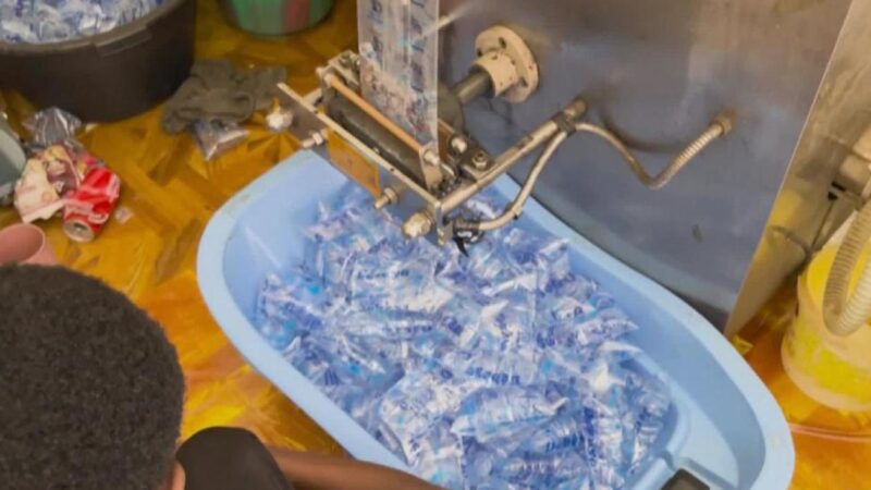 Sachets d&rsquo;eau clandestins : le ministère met en garde contre les risques de contamination