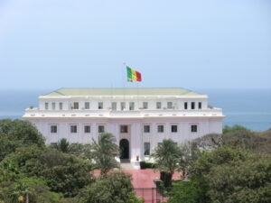 Le président sénégalais et le marché des fidélités : la promesse de rupture de 2024 en question