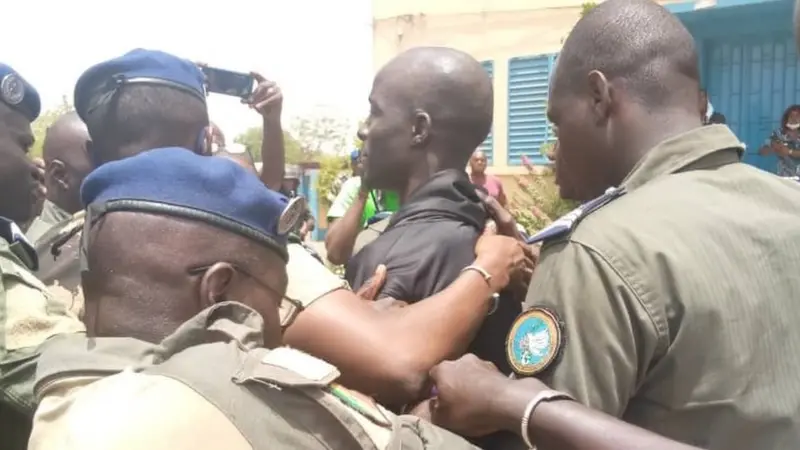 Boy Djinné accuse des gardes pénitentiaires de complicité dans l’introduction de téléphones en prison à 40 000 FCFA