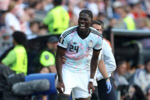 Amadou Onana opéré du genou : environ neuf mois d’absence pour le milieu d’Aston Villa